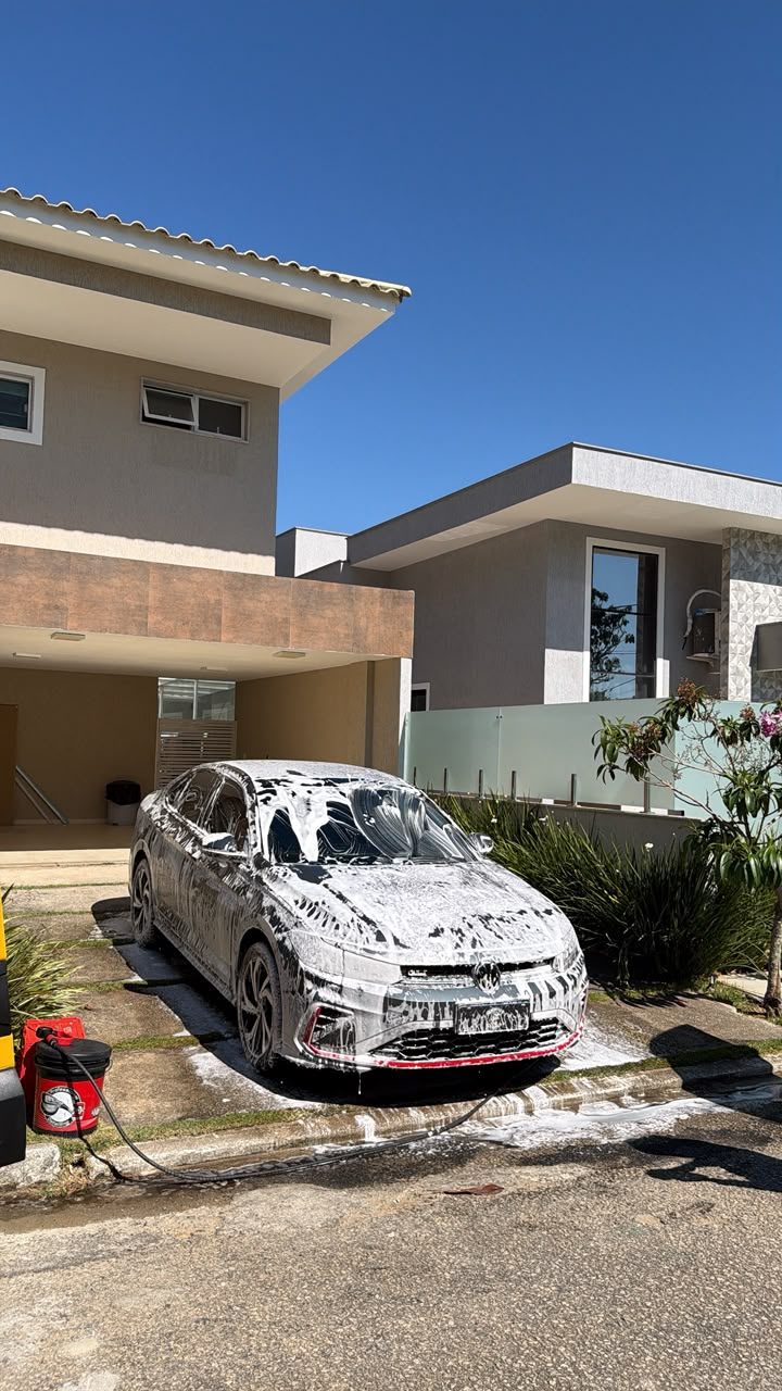 Volkswagen em processo de lavagem detalhada na residência do cliente
