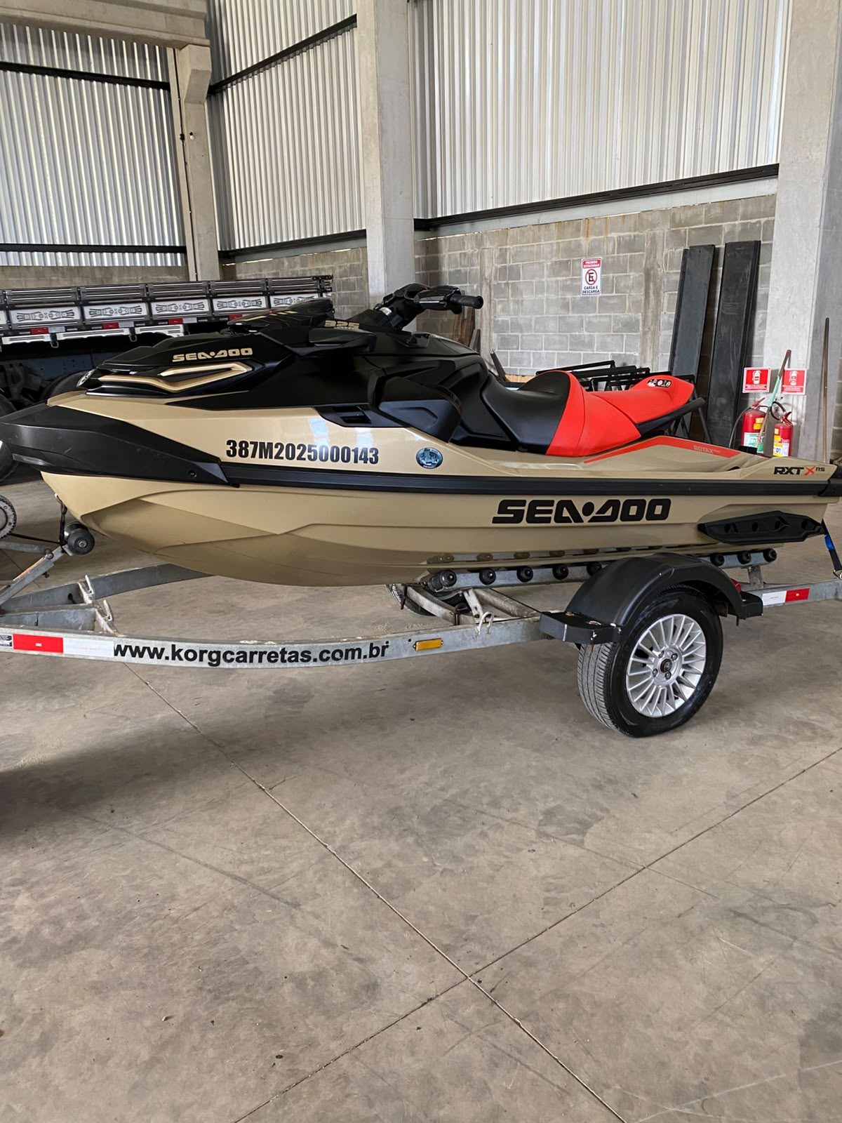 Jet ski em área coberta após atendimento de limpeza técnica