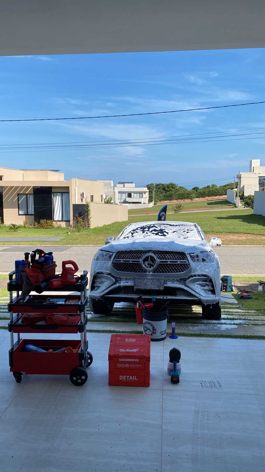 Mercedes em atendimento delivery com carrinho de ferramentas e produtos de detalhamento