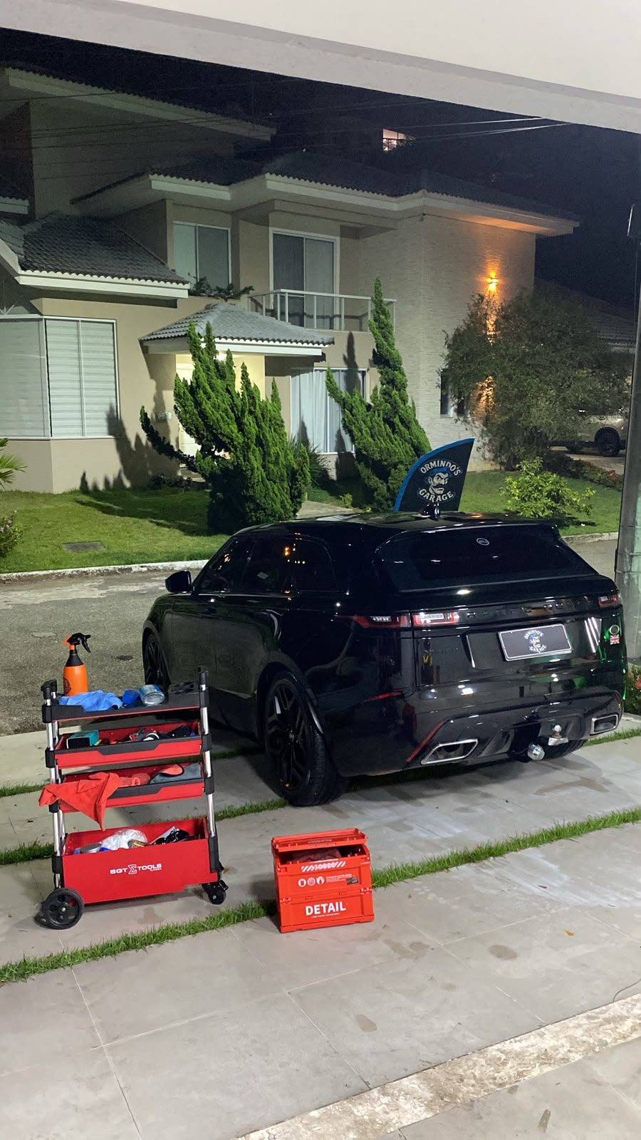 Atendimento delivery noturno com equipamentos organizados ao lado do veículo
