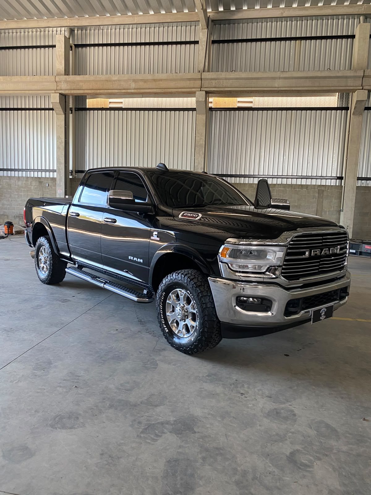 RAM preta finalizada com pintura brilhante após estética automotiva