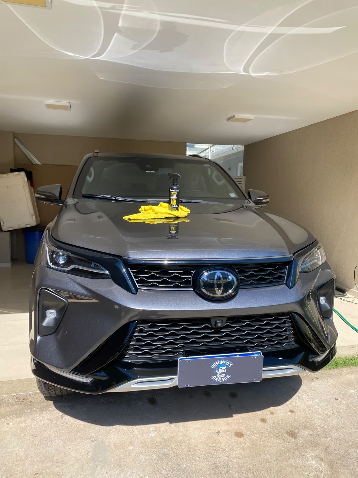 Toyota finalizado com produto de acabamento sobre o capô